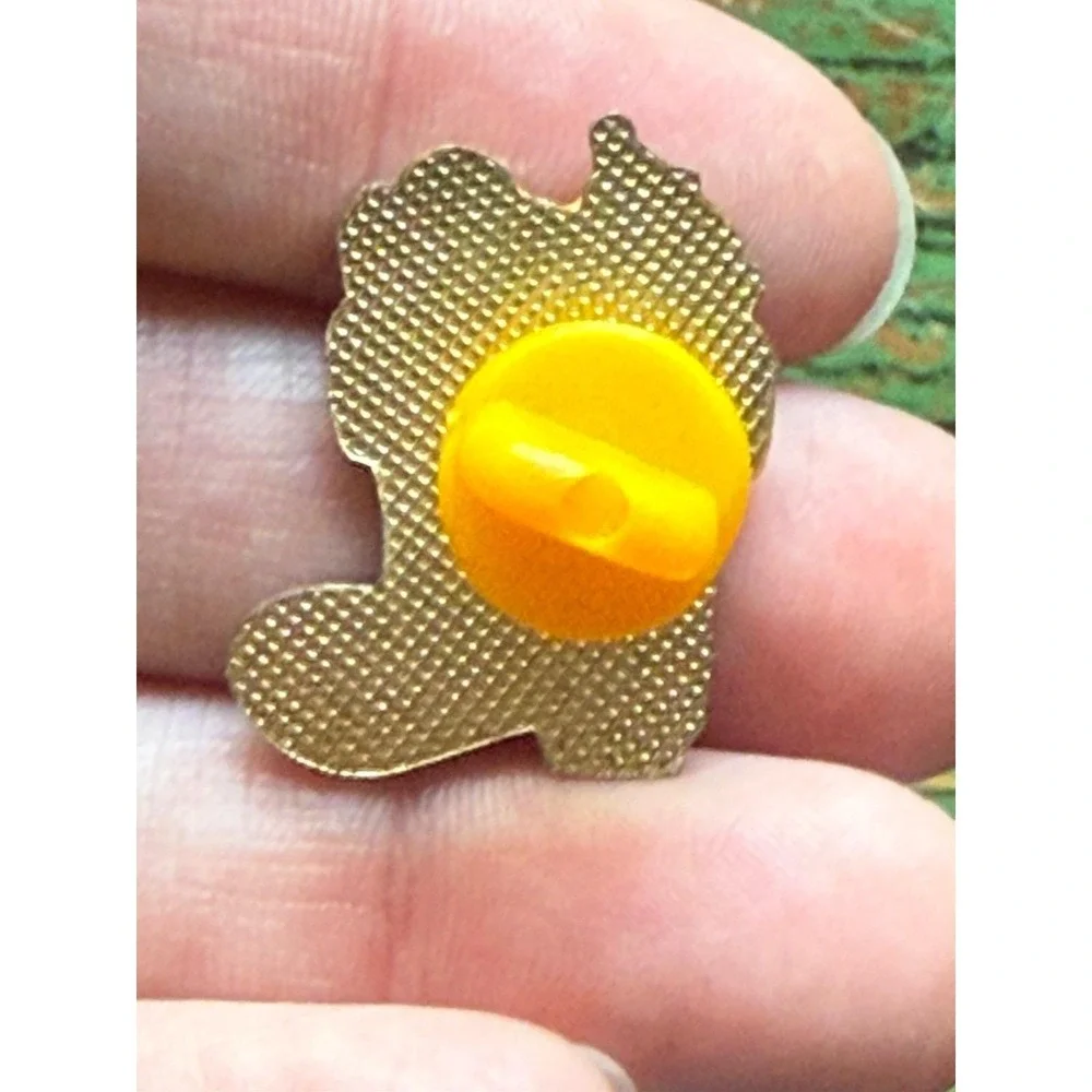 VINTAGE‎ CHRISTMAS STOCKING PIN HOLIDAY CHRISTMAS COLLECTIBLE ENAMEL GOLD